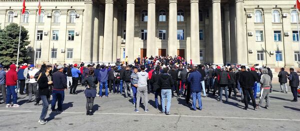 Митингующие у дома правительства в Бишкеке, Киргизия - Sputnik Узбекистан