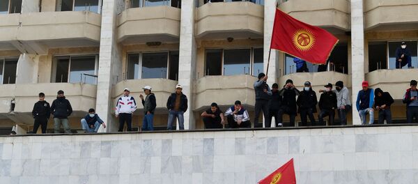 Сторонники премьер-министра Садыра Жапарова на митинге у гостиницы Иссык-Куль в Бишкеке, Киргизия Сторонники премьер-министра Садыра Жапарова на митинге у гостиницы Иссык-Куль в Бишкеке, Киргизия - Sputnik Ўзбекистон