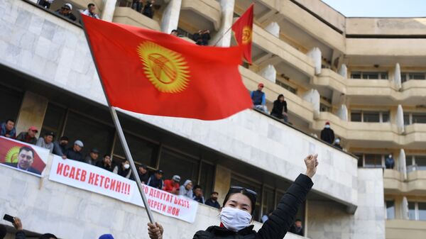 Сторонники премьер-министра Садыра Жапарова на митинге у гостиницы Иссык-Куль в Бишкеке - Sputnik Ўзбекистон