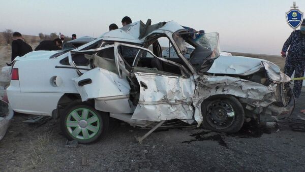 Две машины Nexia столкнулись лоб в лоб в Джизакской области - фото - Sputnik Узбекистан