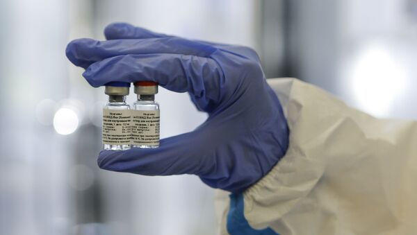 Вакцина против новой коронавирусной инфекции впервые в мире была зарегистрирована в России 11 августа - Sputnik Узбекистан