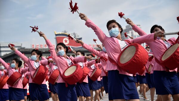 Многотысячный митинг в масках на площади Ким Ир Сена в Пхеньяне, посвященный началу 80-дневной кампании в поддержку предстоящего 8-го съезда Рабочей партии Кореи, который состоится в январе 2021 года, КНДР - Sputnik Ўзбекистон