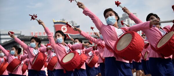 Многотысячный митинг в масках на площади Ким Ир Сена в Пхеньяне, посвященный началу 80-дневной кампании в поддержку предстоящего 8-го съезда Рабочей партии Кореи, который состоится в январе 2021 года, КНДР Многотысячный митинг в масках на площади Ким Ир Сена в Пхеньяне, посвященный началу 80-дневной кампании в поддержку предстоящего 8-го съезда Рабочей партии Кореи, который состоится в январе 2021 года, КНДР - Sputnik Ўзбекистон