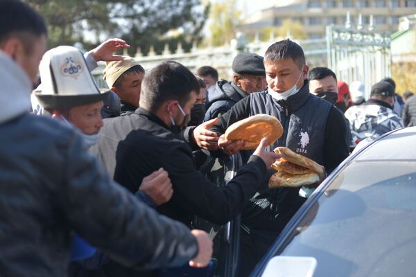 Раздача хлеба митингующим у гостиницы Иссык-Куль в Бишкеке - Sputnik Узбекистан