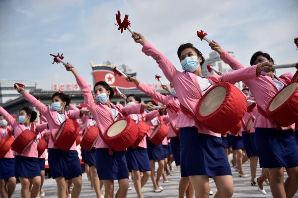 Многотысячный митинг в масках на площади Ким Ир Сена в Пхеньяне, посвященный началу 80-дневной кампании в поддержку предстоящего 8-го съезда Рабочей партии Кореи, который состоится в январе 2021 года, КНДР - Sputnik Узбекистан
