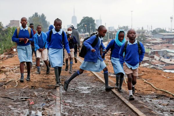 Школьники идут на учебу по железнодорожным путям в Найроби, Кения - Sputnik Узбекистан