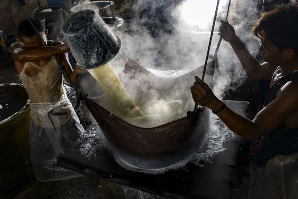 Рабочие делают тофу из соевых бобов в Банда-Ачех, Индонезия  - Sputnik Узбекистан