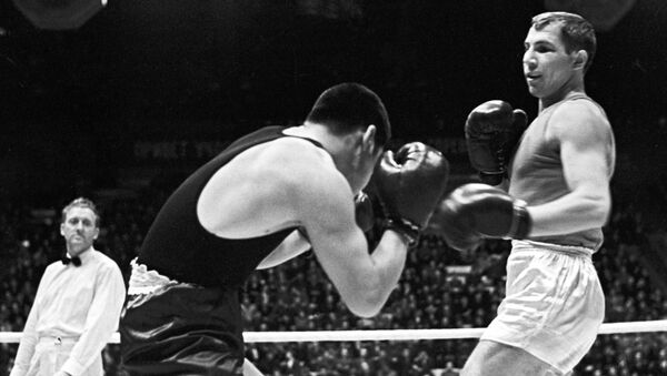 Боксер Валерий Попенченко (справа), многократный чемпион СССР, чемпион Европы, чемпион ХVIII Олимпийских игр в Японии 1964 года - Sputnik Узбекистан