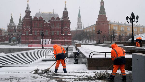Мигранты убирают снег в Москве - Sputnik Узбекистан