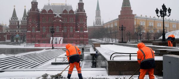 Мигранты убирают снег в Москве Мигранты убирают снег в Москве - Sputnik Ўзбекистон