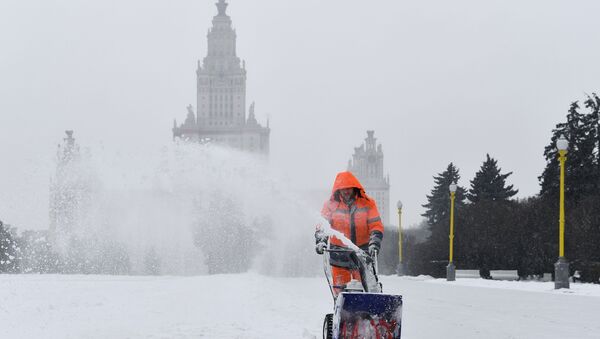 Uborka snega v Moskve  - Sputnik Oʻzbekiston