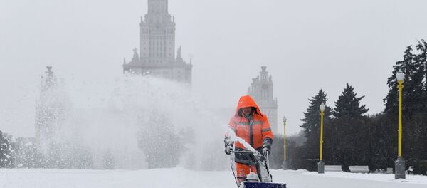 Уборка снега в Москве Уборка снега в Москве - Sputnik Ўзбекистон
