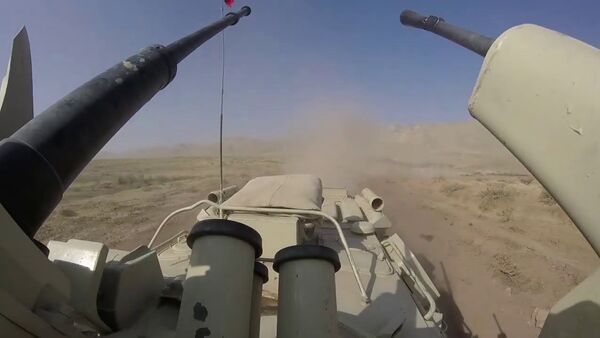 Strelba iz BTR-82A v gorax Tadjikistana - Sputnik O‘zbekiston