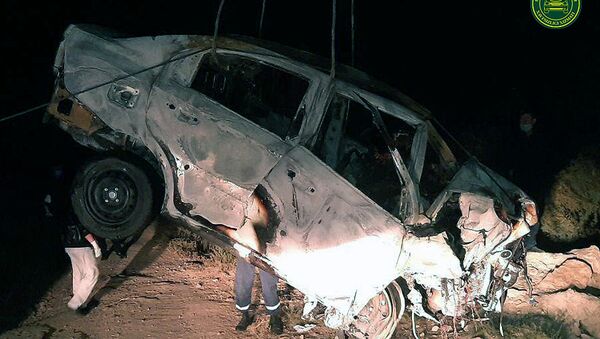 Четверо членов одной семьи скончались при падении автомобиля Nexia в канал и его возгорании в Ангорском районе Сурхандарьи - Sputnik Узбекистан