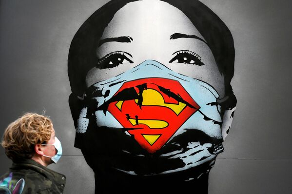 Граффити с изображением девушки в маске Супермена в Амстердаме  - Sputnik Ўзбекистон