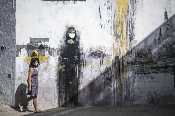 Женщина а маске у граффити Мона Лизы в маске в Марокко  - Sputnik Ўзбекистон