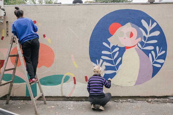 Художники рисуют граффити в Белграде  - Sputnik Ўзбекистон