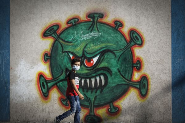 Мальчик напротив граффити коронавируса в Газе  - Sputnik Ўзбекистон