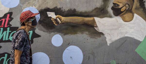 Граффити человека с бесконтактным термометром на острове Ява  Граффити человека с бесконтактным термометром на острове Ява  - Sputnik Ўзбекистон