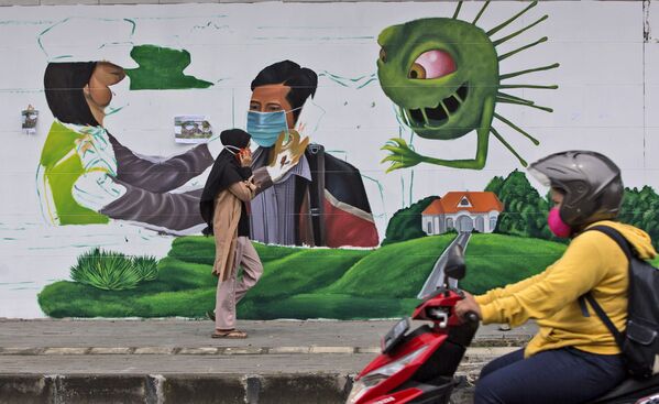 Граффити с напоминанием о ношении маски на острове Суматра  - Sputnik Ўзбекистон