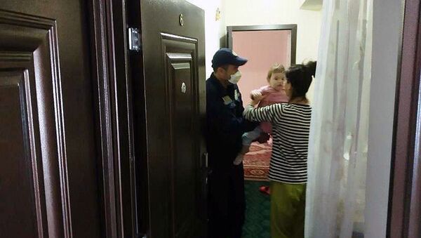 В Самарканде спасли трехлетнюю девочку, оставленную одну в квартире - Sputnik Узбекистан