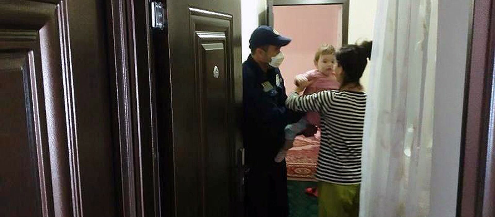 В Самарканде спасли трехлетнюю девочку, оставленную одну в квартире - Sputnik Узбекистан, 1920, 19.10.2020
