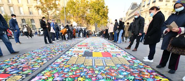 Акция памяти в Париже по погибшему Самюэлю Пати - Sputnik Узбекистан