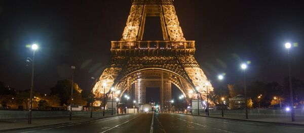 Пустой Йенский мост неподалеку от Эйфелевой башни во время комендантского часа в Париже - Sputnik Узбекистан