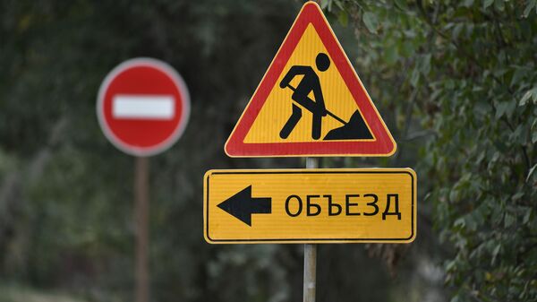 Дорожные знаки на строительстве трассы - Sputnik Ўзбекистон