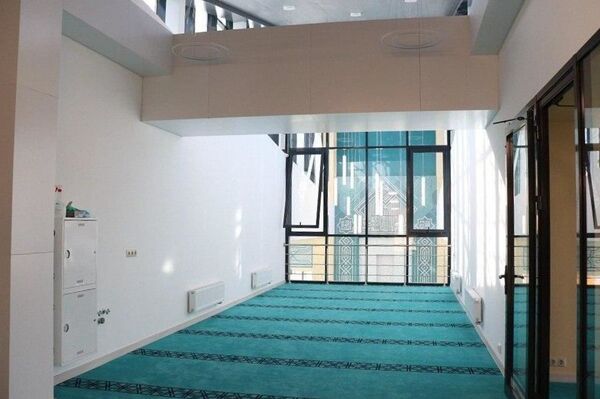 Rossiyada xay-tek uslubida qurilgan masjid ochildi - foto - Sputnik O‘zbekiston