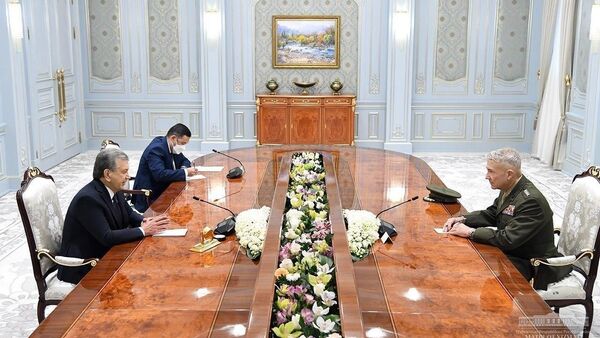 Prezident Shavkat Mirziyoyev prinyal komanduyushego Sentralnim komandovaniyem Voorujennix sil SShA generala Kenneta Makkenzi - Sputnik O‘zbekiston