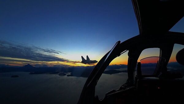 Перехват на рассвете: ночные учения летчиков авиаполка Тихоокеанского флота на Камчатке - YouTube - Sputnik Узбекистан
