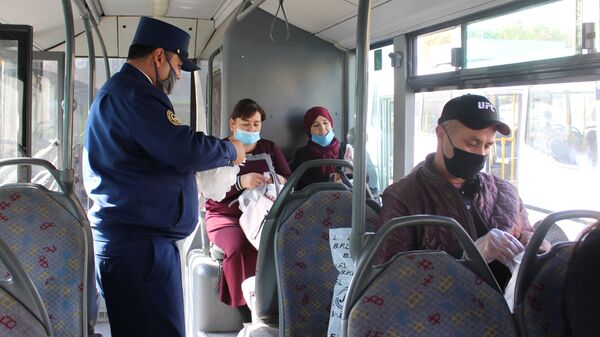 Пассажирам выдают перчатки в общественном транспорте Ташкента - Sputnik Ўзбекистон
