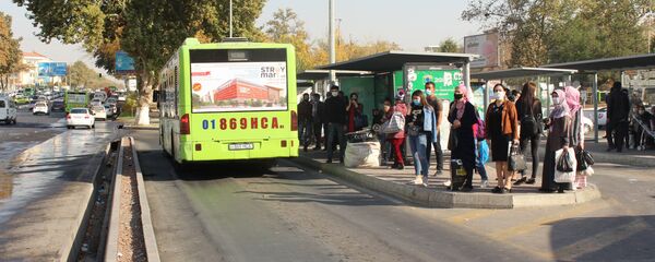 Остановка общественного транспорта в Ташкенте - Sputnik Узбекистан