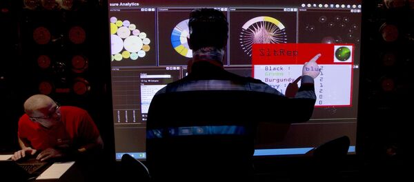 Сотрудники службы электронной разведки Британского правительства во время макетного сценария кибератаки Сотрудники службы электронной разведки Британского правительства во время макетного сценария кибератаки - Sputnik Ўзбекистон