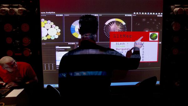 Сотрудники службы электронной разведки Британского правительства во время макетного сценария кибератаки - Sputnik Ўзбекистон
