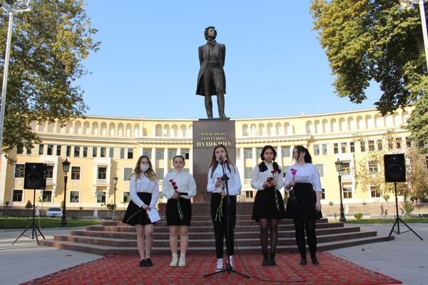 Поэтическая акция - чтение стихов около памятника А. С. Пушкину в Ташкенте - Sputnik Узбекистан