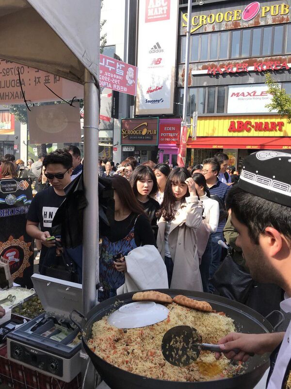 В Южной Корее узбекского ресторатора наградили знаком Туризм фидойиси - Sputnik Узбекистан