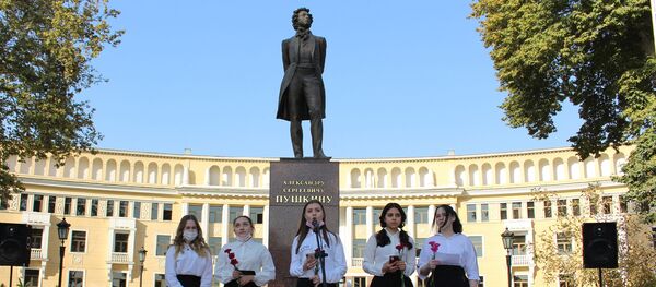 Поэтическая акция в Ташкенте в честь Дня лицеиста - Sputnik Узбекистан