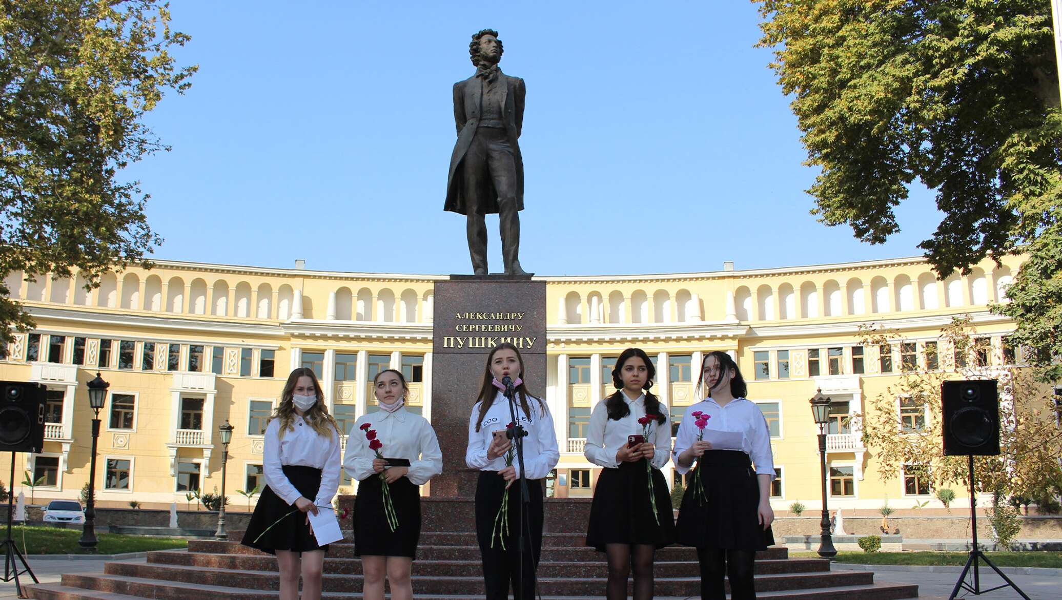 Ташкент 14 день. Памятник Пушкина в Ташкенте. Памятник а. с. Пушкину (Ташкент). Узбекистан Ташкент 10 школа Пушкина. 21 Октября день узбекского языка.