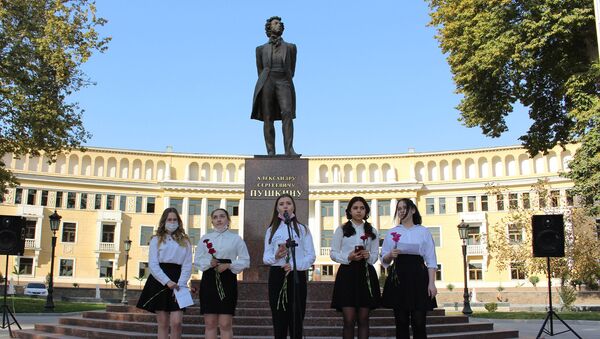 Поэтическая акция в Ташкенте в честь Дня лицеиста - Sputnik Узбекистан