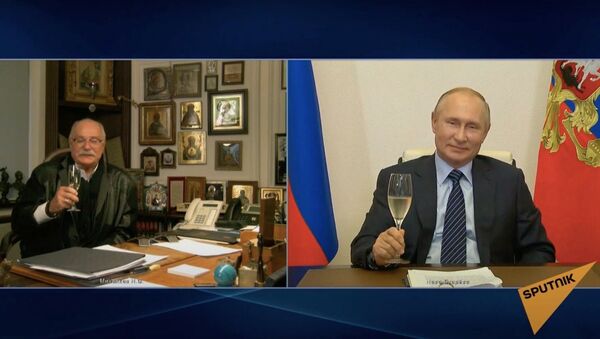 По бокалу игристого онлайн: Путин поздравил Михалкова с юбилеем - Sputnik Узбекистан