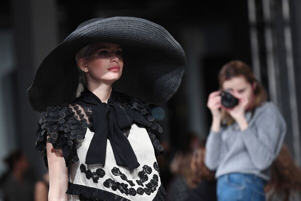 Модель демонстрирует одежду из коллекции Julia Dalakian в рамках Недели моды Mercedes Benz Fashion Week - Sputnik Узбекистан