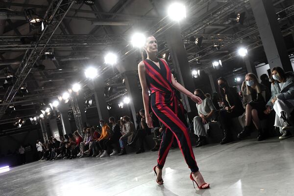 Модель демонстрирует одежду из коллекции Julia Dalakian в рамках Недели моды Mercedes Benz Fashion Week Russia - Sputnik Узбекистан