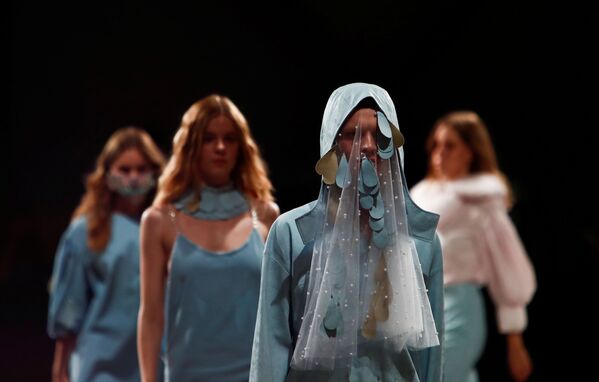 Модели демонстрируют одежду из коллекции бренда o5o в рамках Недели моды Mercedes Benz Fashion Week Russia - Sputnik Узбекистан