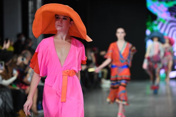 Модели демонстрируют одежду из коллекции Julia Dalakian в рамках Недели моды Mercedes Benz Fashion Week Russia  - Sputnik Узбекистан