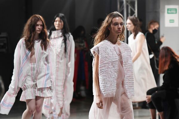 Модели демонстрируют одежду из коллекции бренда o5o в рамках Недели моды Mercedes Benz Fashion Week Russia - Sputnik Узбекистан
