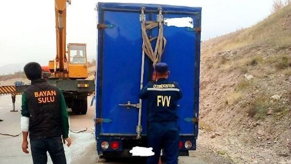 Сотрудники МЧС спасли водителя, перевернувшегося на перевале Камчик - фото - Sputnik Узбекистан
