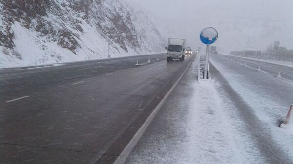 На перевале Камчик сильный снегопад - МЧС предупреждает водителей - Sputnik Ўзбекистон