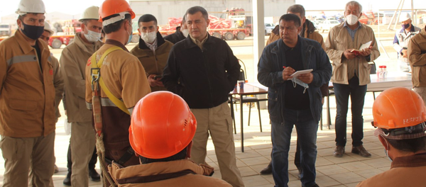 Протестующий рабочие компании ENTER Engineering во время встречи с администрацией - Sputnik Узбекистан